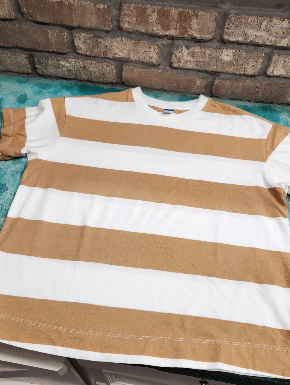 Old Navy Relaxed  White and Tan Striped Short Sleeve Tee, XS. EUC.